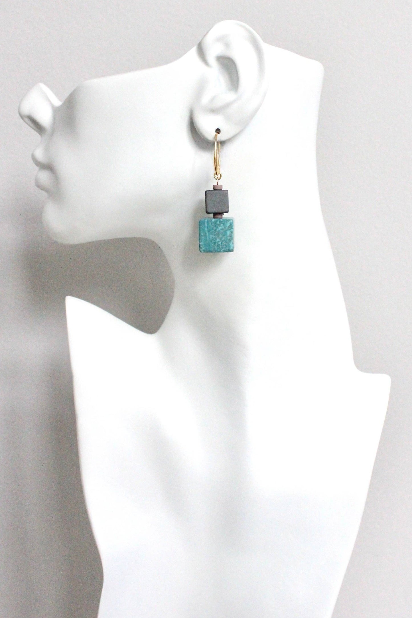 HYLE19 Turquoise cube earrings
