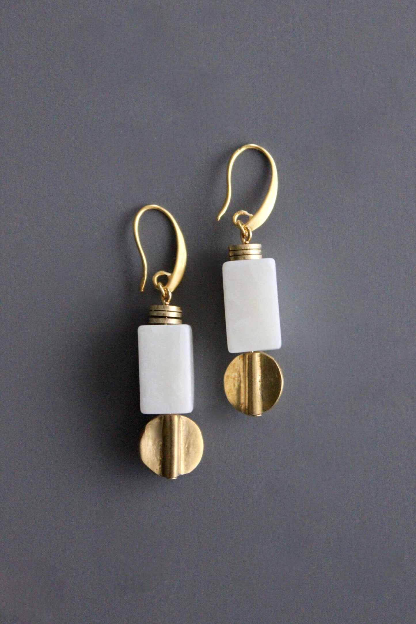 VRDE03 White stone and brass earrings