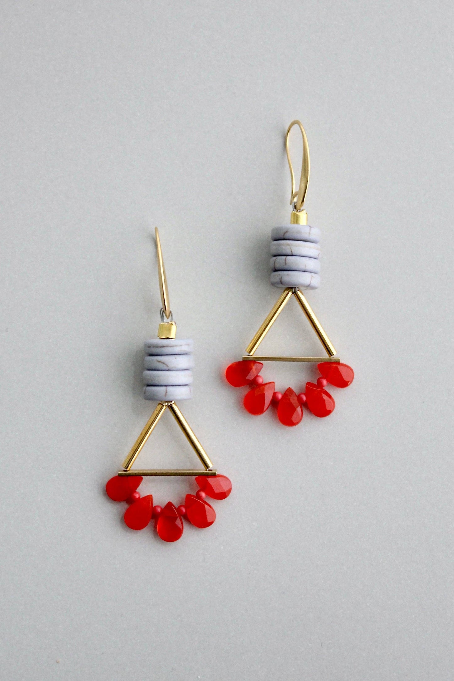 GNDE61 gray and red earrings