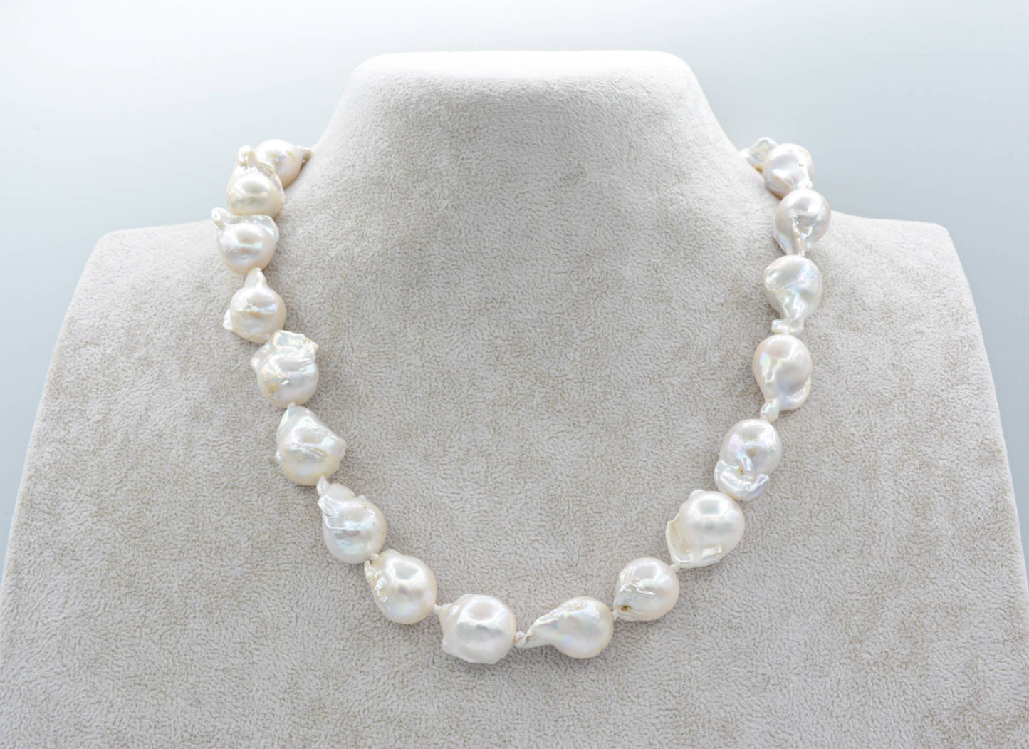 Baroque Pearl necklace with matte gold link closure