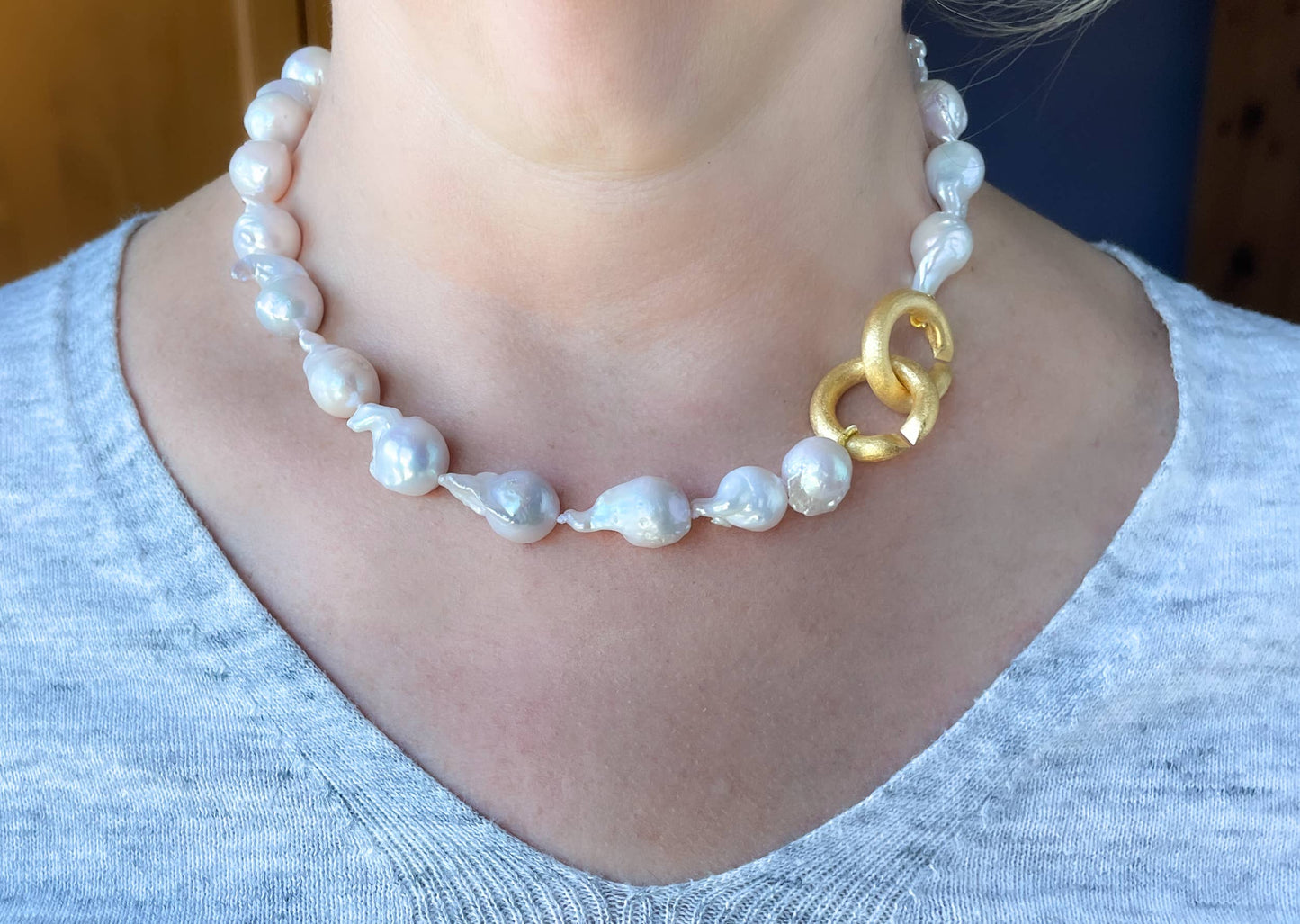 Baroque Pearl necklace with matte gold link closure