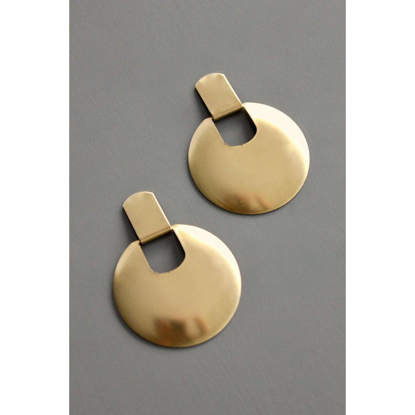 BKNE78 Geometric round brass post earrings