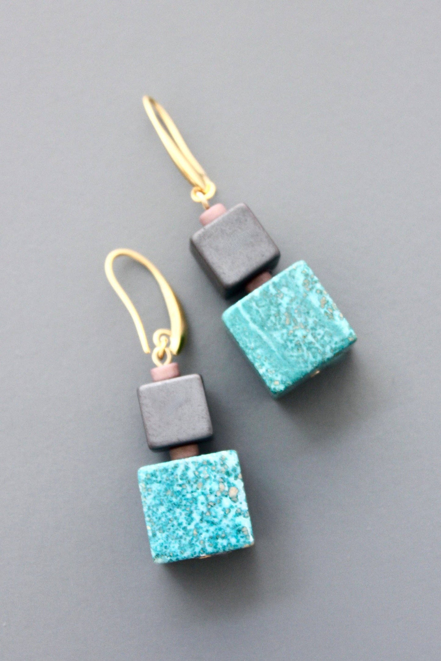 HYLE19 Turquoise cube earrings