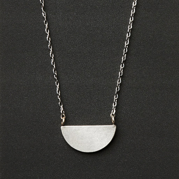 Refined Nklce Half Moon/Slvr