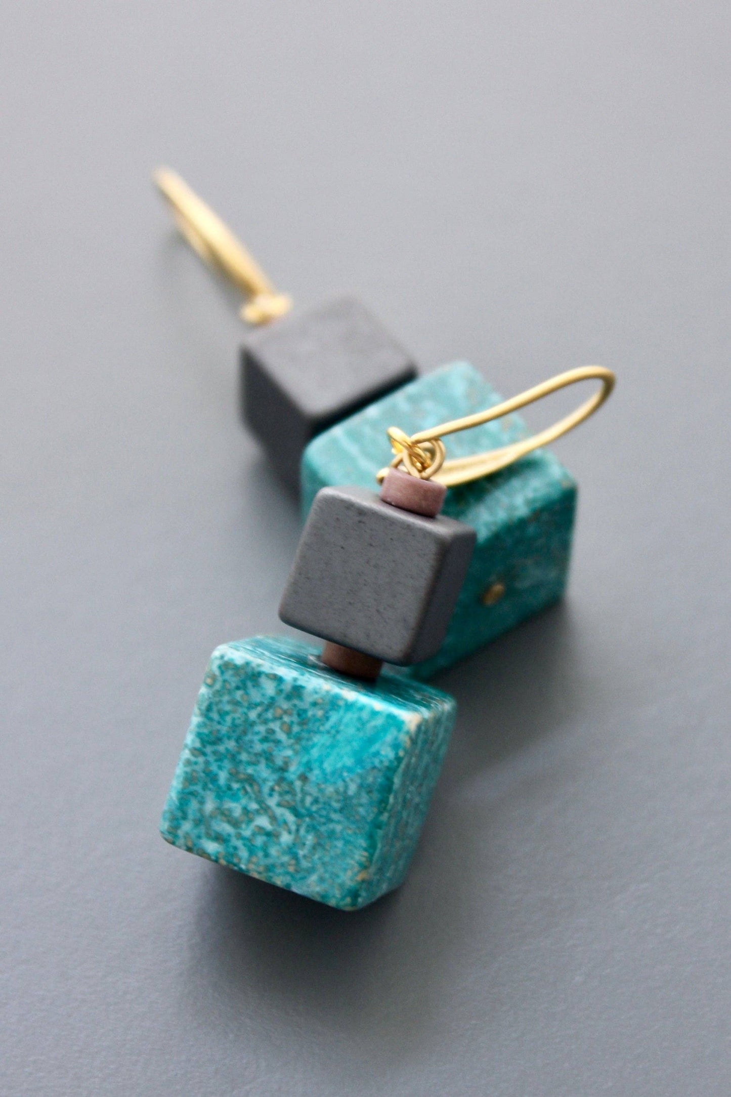 HYLE19 Turquoise cube earrings