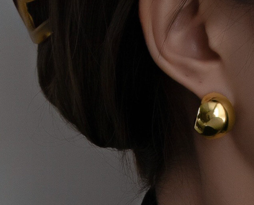 The Ball Stud Huggie Earring 14K gold steel PVD