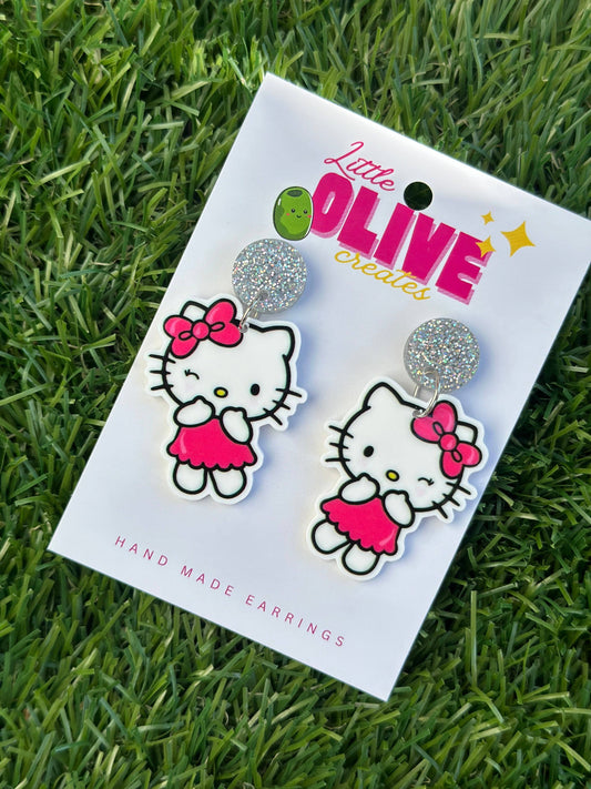 Waving Kitty Earrings: Charming Accessories for All Ages!