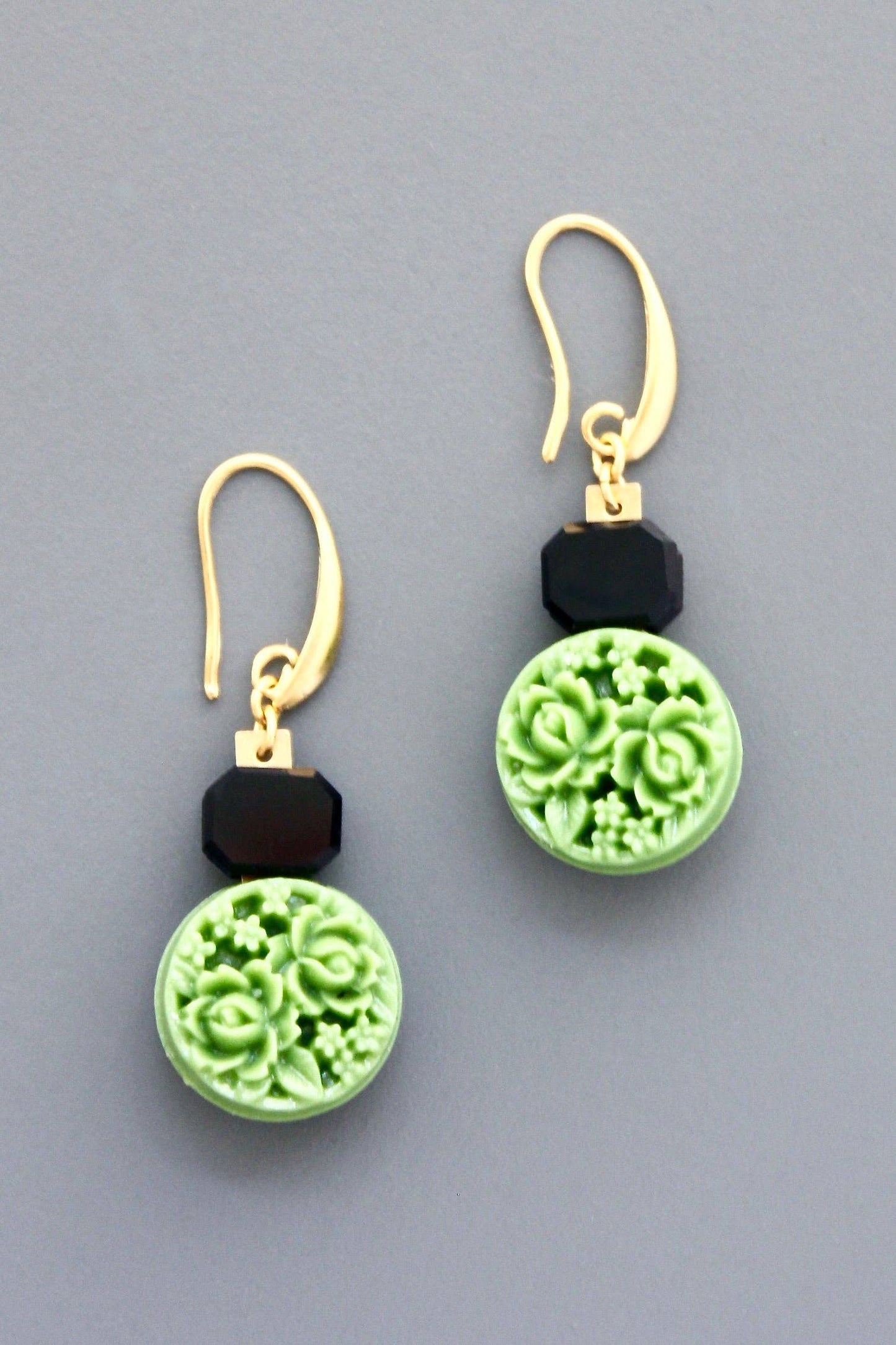 HYLE16 Green and black floral earrings