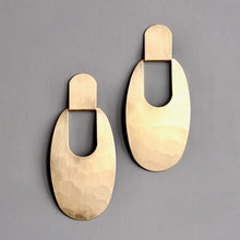 Load image into Gallery viewer, CHRE85 Geometric hammered brass post earrings
