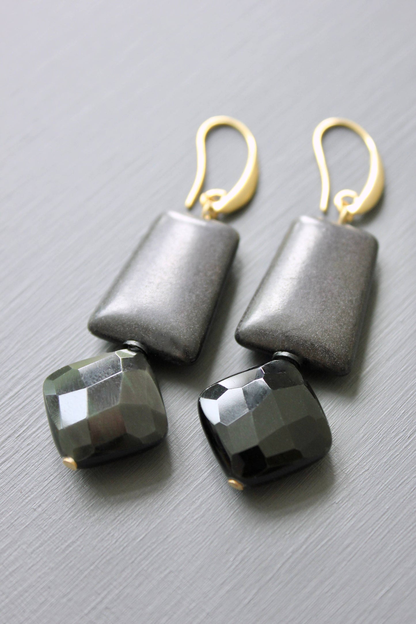 JLTE37 black geometric earrings