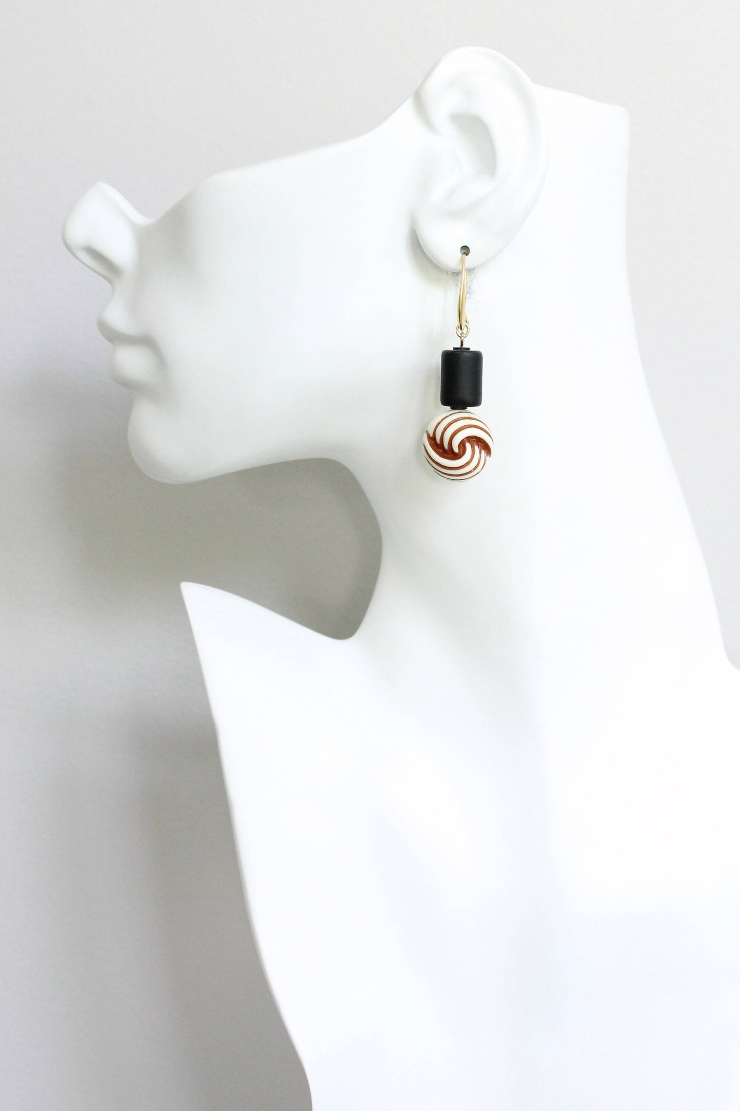 JLTE18 vintage acrylic knot and black earrings