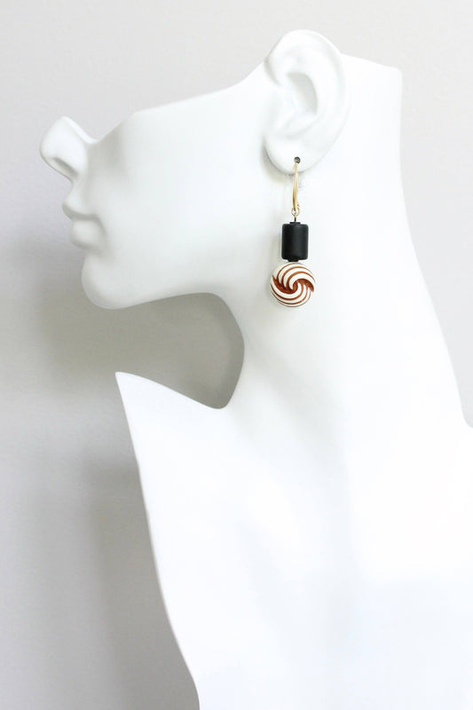 JLTE18 vintage acrylic knot and black earrings