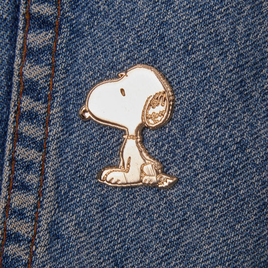 Peanuts Gold Pin Sit Snoopy