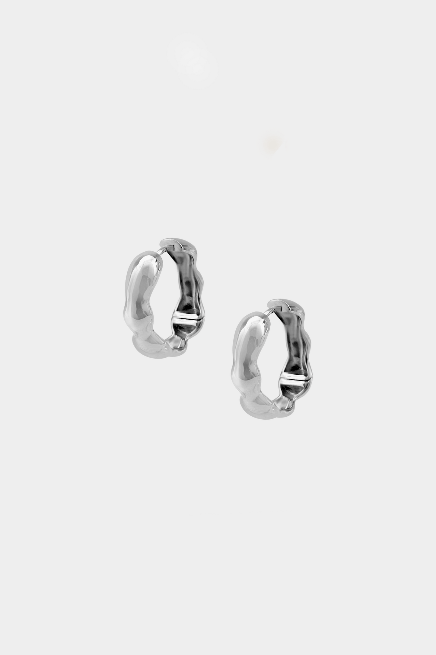 Lara Hoops, Medium