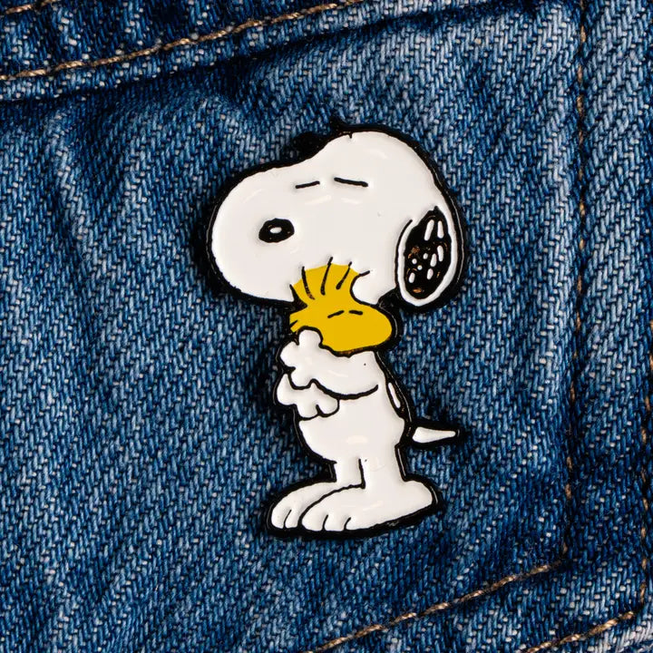 Peanuts Give Hugs Pin - Hugs