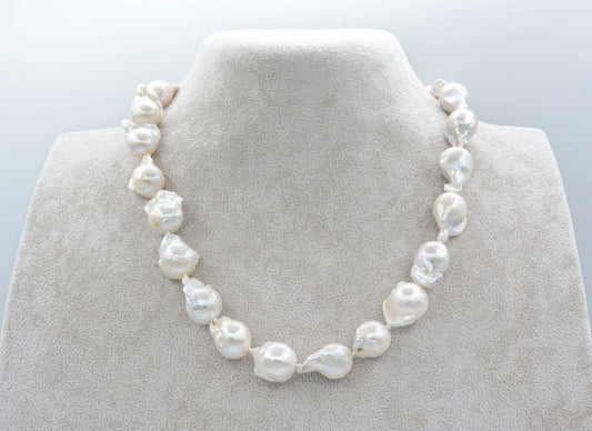Baroque Pearl necklace with matte gold link closure