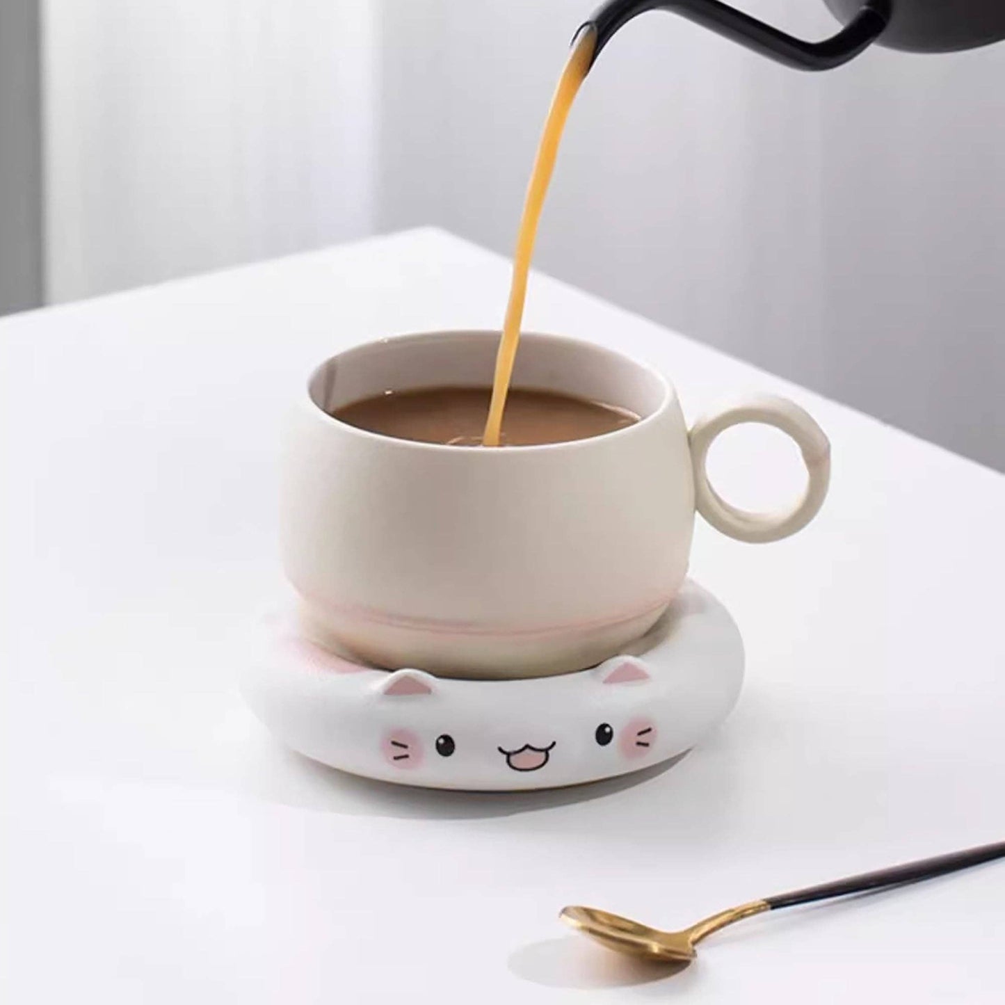 Ceramic mug with lucky cat-shaped filter