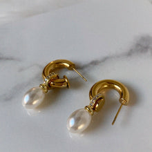 Load image into Gallery viewer, Prim Pearl Drop Earrings
