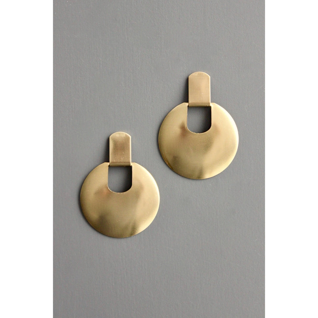 BKNE78 Geometric round brass post earrings