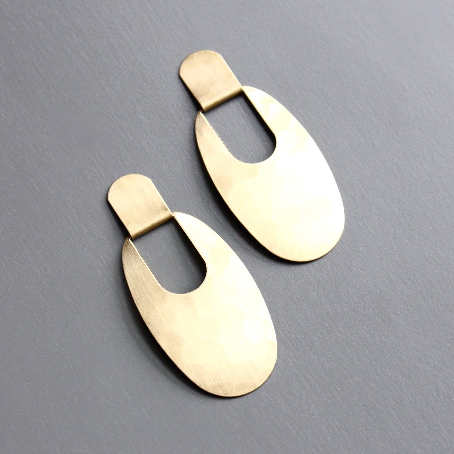 CHRE85 Geometric hammered brass post earrings