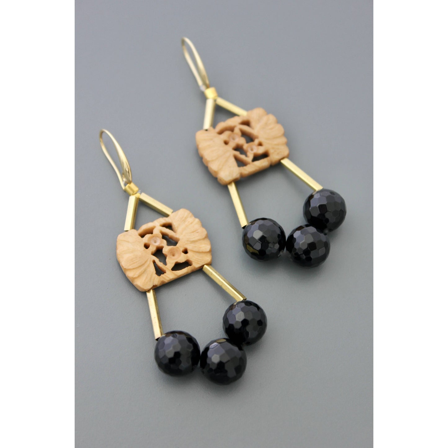 FERE71 Bone and black agate earrings