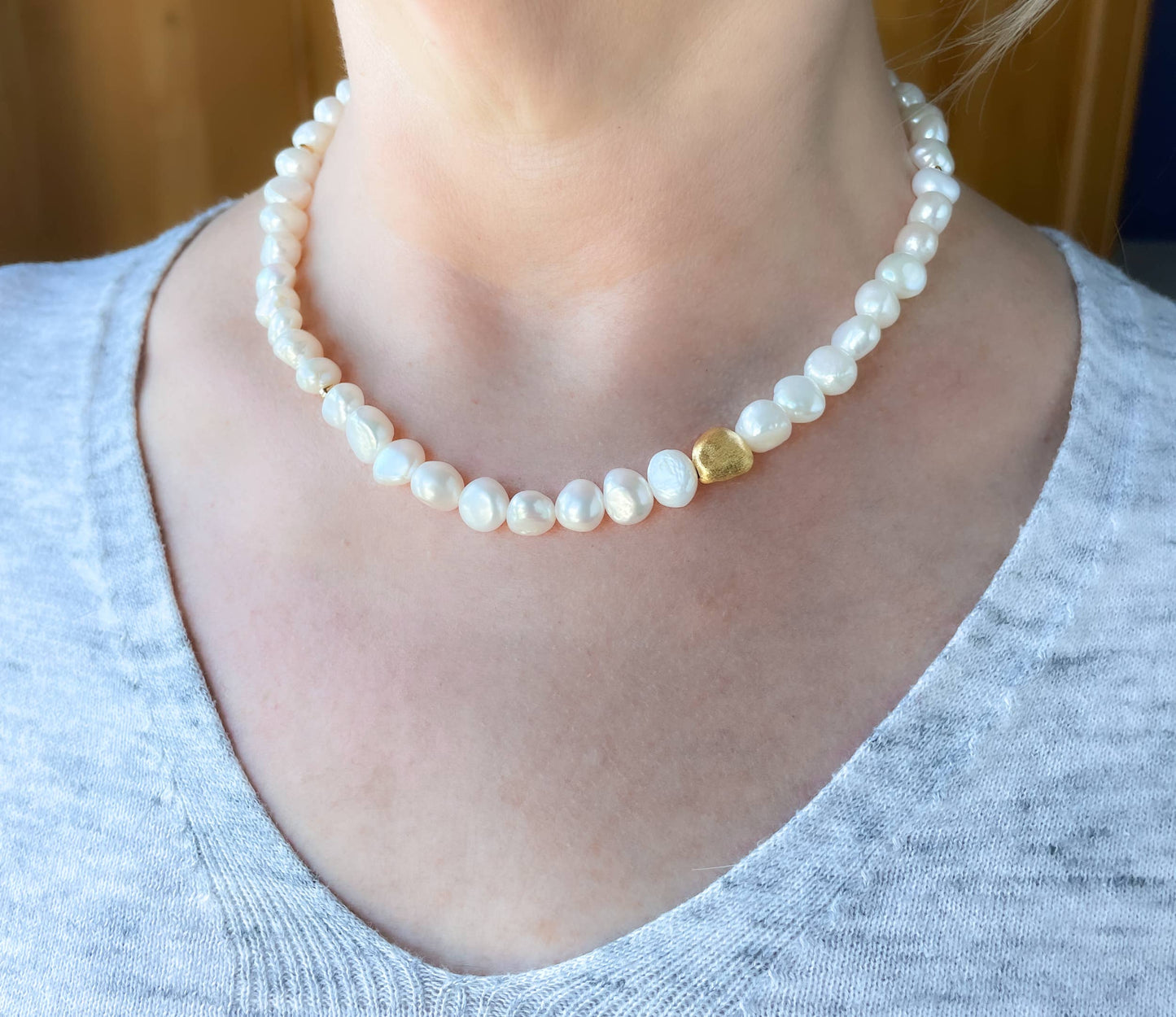 Pearl necklace with matte gold bead