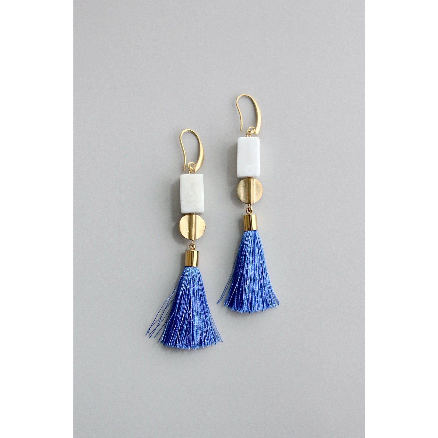 GNDE114E white and blue tassel earrings