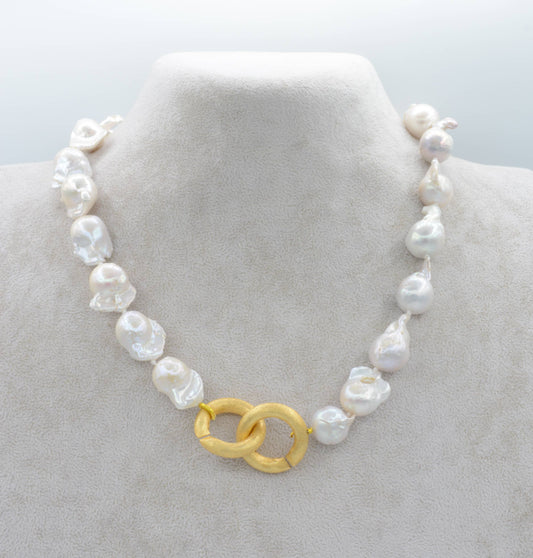 Baroque Pearl necklace with matte gold link closure