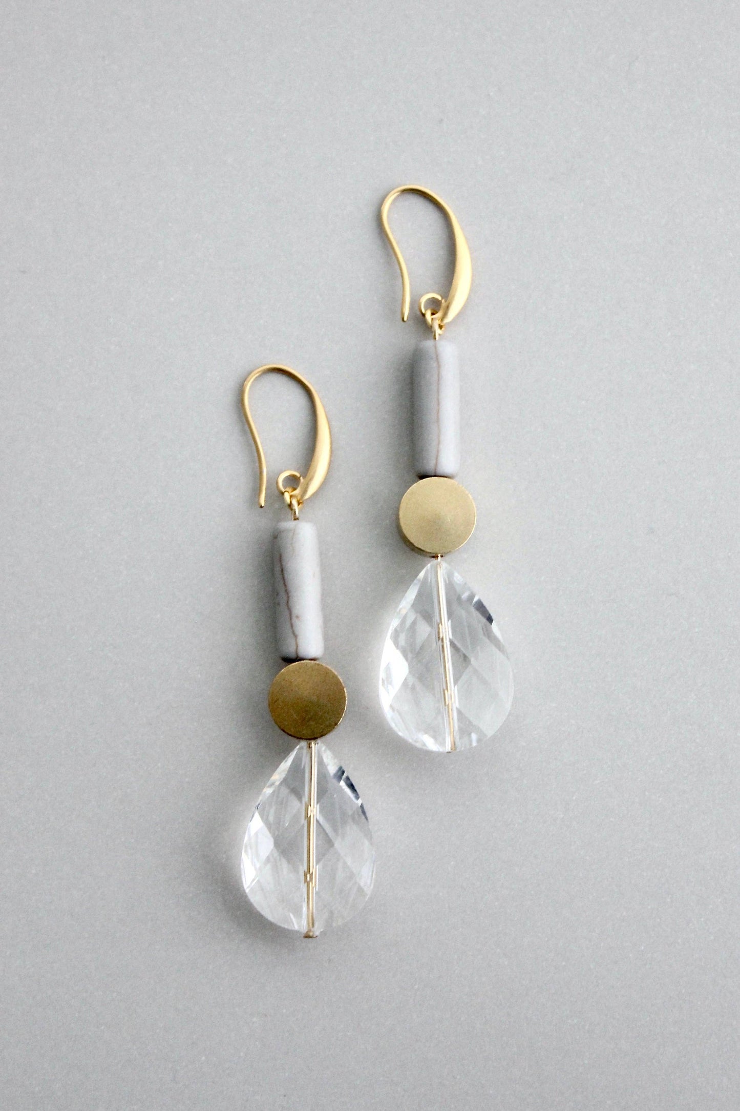 GNDE88 gray and crystal glass earrings