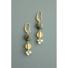 Load image into Gallery viewer, ATHE18 Fresh water pearl earrings
