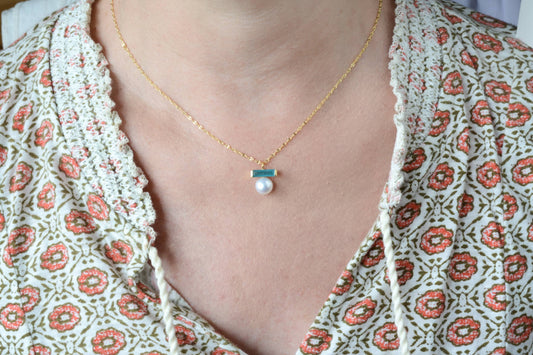 Jade and pearl pendant on fancy chain