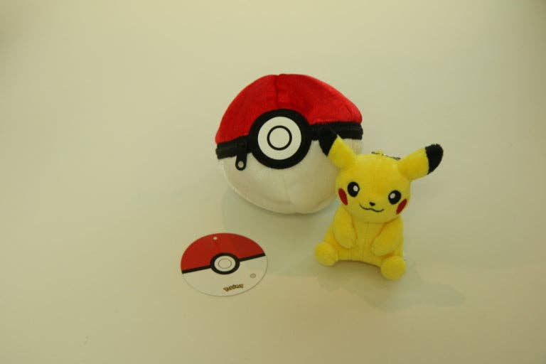 Pokemon Poké Ball Plush Pouch + Random Keychain 8cm SET
