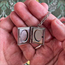 Load image into Gallery viewer, Book Locket Harry Potter - House Gryffindor
