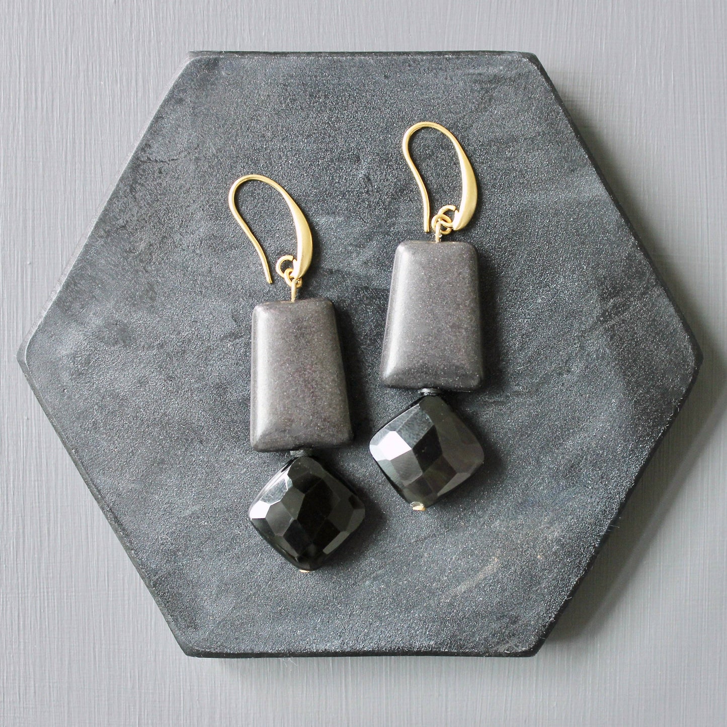 JLTE37 black geometric earrings