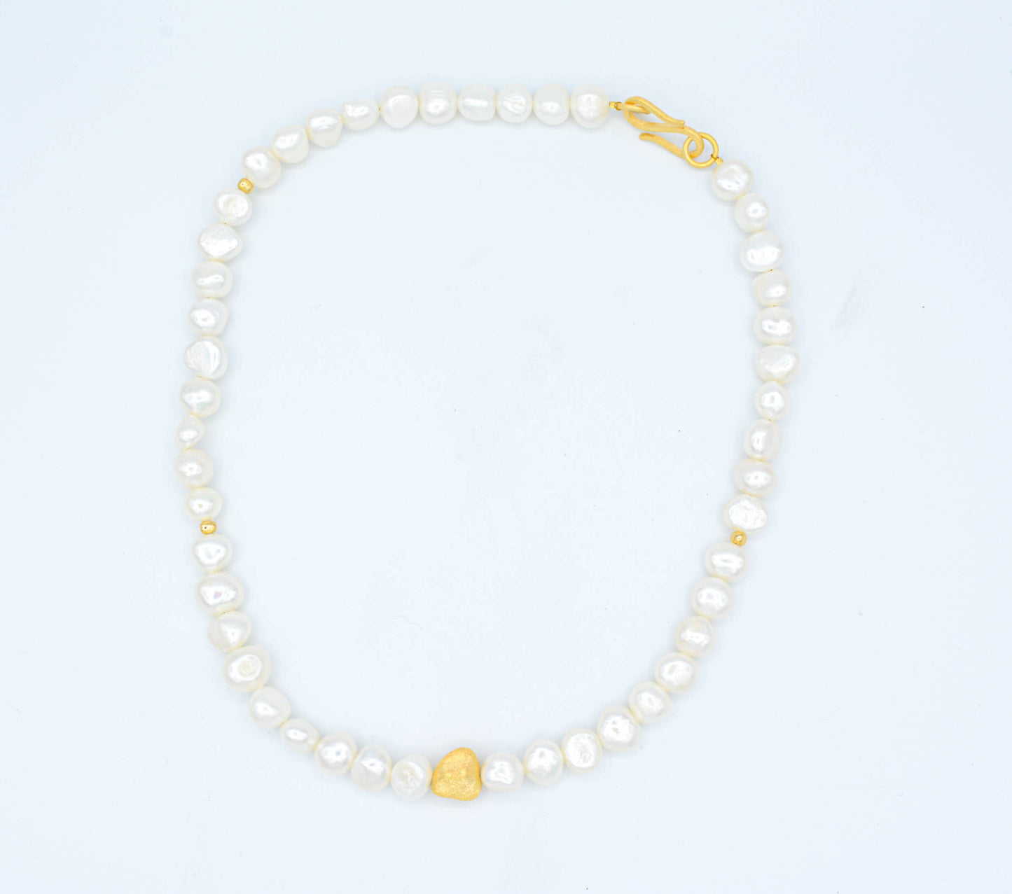 Pearl necklace with matte gold bead