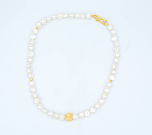 Pearl necklace with matte gold bead