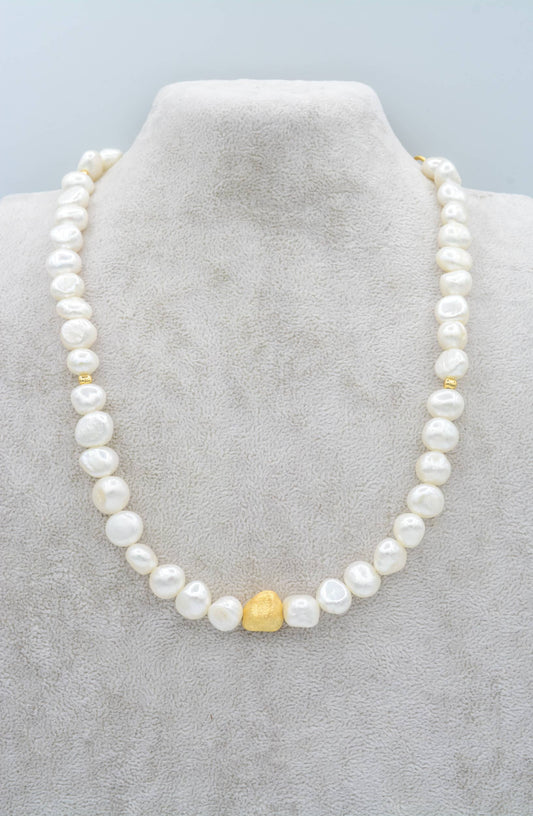 Pearl necklace with matte gold bead