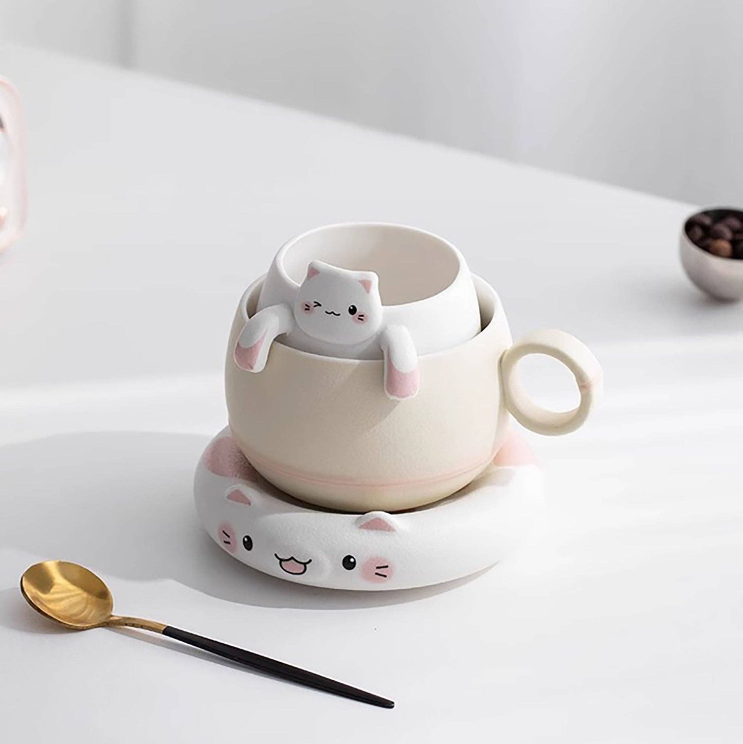 Ceramic mug with lucky cat-shaped filter