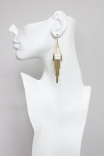 Load image into Gallery viewer, GNDE119E white and brass earrings
