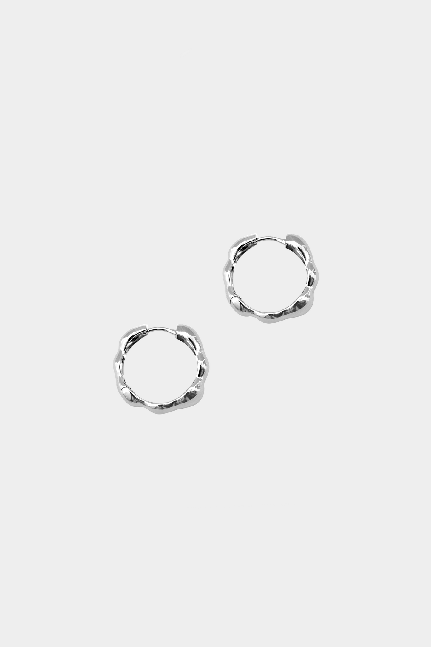 Lara Hoops, Medium