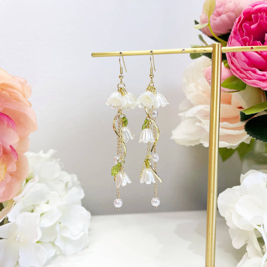 E189 lily flower earrings, floral earrings, flower earrings