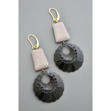 Load image into Gallery viewer, FERE98 Black and gray earrings
