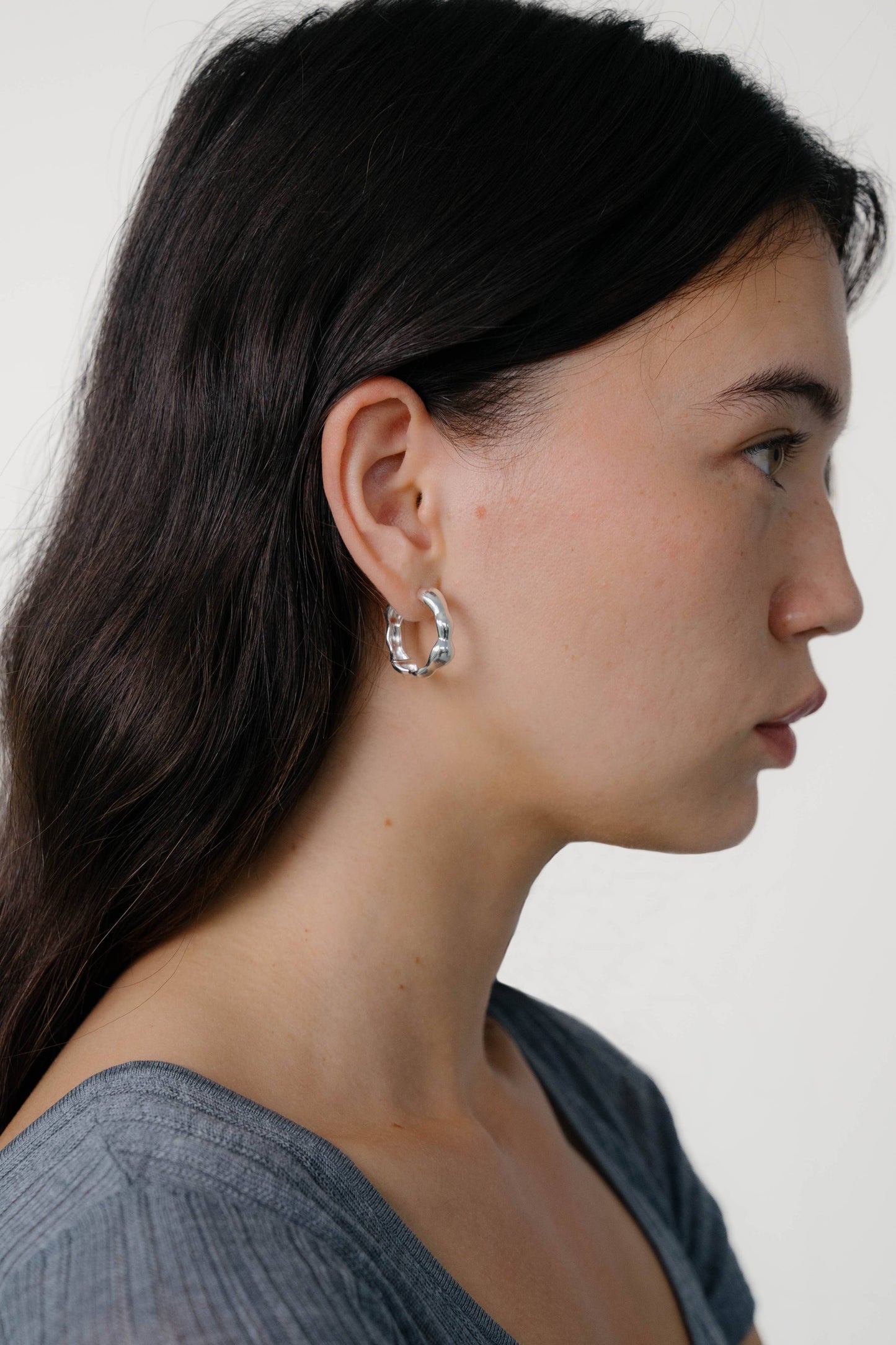 Lara Hoops, Medium